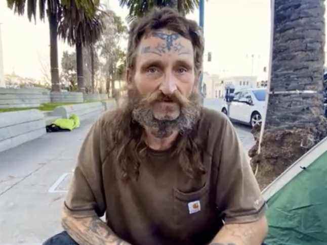 « ILS VOUS PAYENT POUR ÊTRE SANS-ABRI ICI »: Un homme de San Fran gagne 620 $ par mois en vivant dans la rue