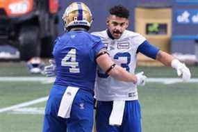 Populaire et respecté dans le vestiaire, Andrew Harris se fait câliner par son coéquipier Adam Bighill lors d'un entraînement.  (Kevin King/Winnipeg Sun)