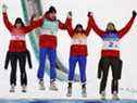 Les médaillés de bronze Alexandria Loutitt, Matthew Soukup, Abigail Strate et Mackenzie Boyd-Clowes célèbrent sur le podium.