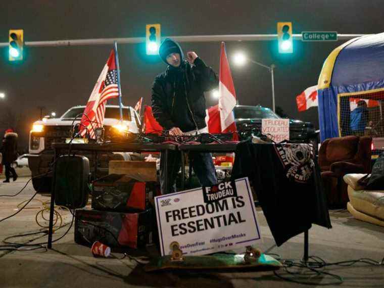 Couverture en direct du blocus du pont Ambassador et des manifestations contre la COVID partout au Canada