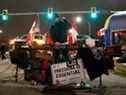 Un DJ joue alors que les manifestants et les partisans assistent à un blocus au pied du pont Ambassador, bloquant le flux de trafic commercial sur le pont vers le Canada depuis Detroit jeudi à Windsor.  Alors qu'un convoi de camionneurs et de partisans continue d'occuper le centre-ville d'Ottawa, des blocus et des convois ont surgi dans tout le pays pour soutenir la protestation contre le mandat de vaccination du Canada contre la COVID-19 pour les camionneurs transfrontaliers. 