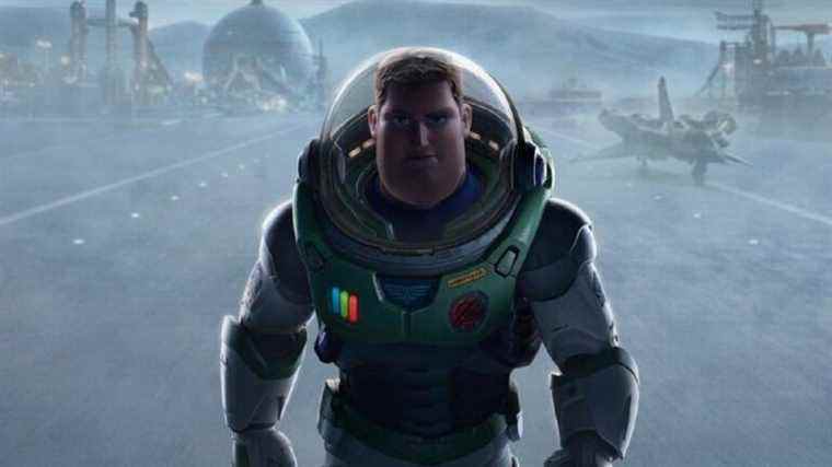 L'affiche et les images de Lightyear taquinent davantage les débuts de Chris Evans en tant que bien-aimé Space Ranger
