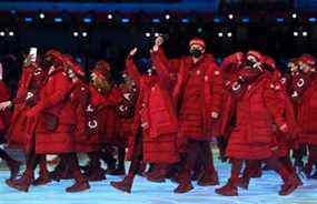 Des membres d'Équipe Canada photographiés lors des cérémonies d'ouverture des Jeux olympiques d'hiver de Pékin, vendredi.  Les données provenant des États-Unis montrent que les cotes d'écoute des cérémonies ont baissé de plus de 40% par rapport aux jeux de 2018.