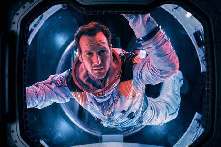 Patrick Wilson flotte à l'intérieur d'une navette spatiale dans Moonfall.