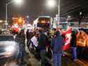 Les manifestants bloquent la dernière entrée du pont Ambassador, qui relie Detroit et Windsor, le fermant efficacement alors que les camionneurs et leurs partisans continuent de protester contre les mandats de vaccination contre la COVID-19, à Windsor, en Ontario, le mercredi 9 février 2022.