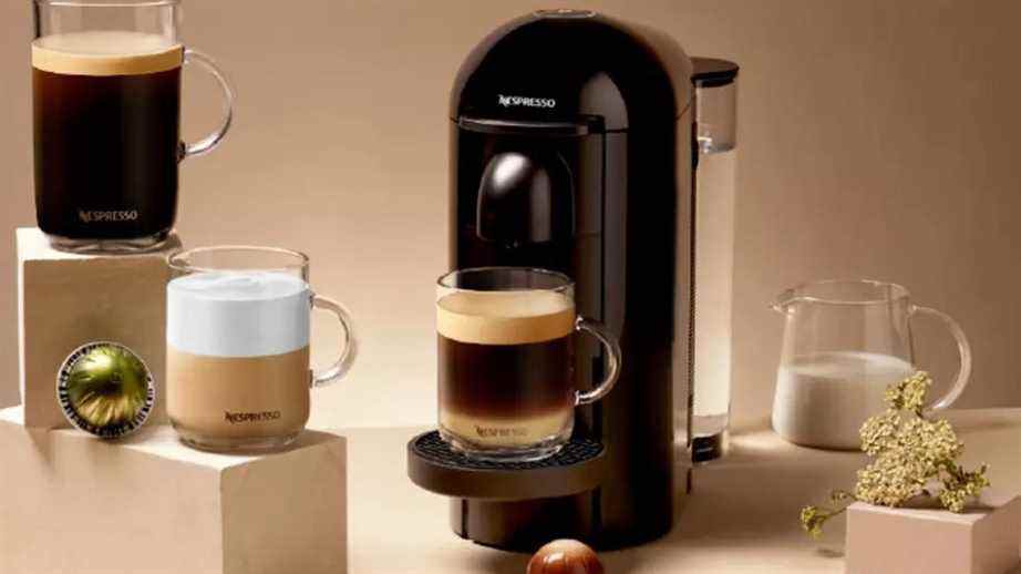 La Nespresso Vertuo Plus entourée de café et de capsules Vertuo