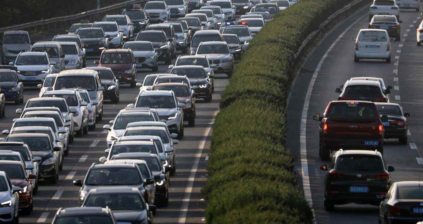 Vue aérienne d'un embouteillage immobilisant des véhicules sur l'autoroute le 1er octobre 2018 à Nanjing, dans la province chinoise du Jiangsu.