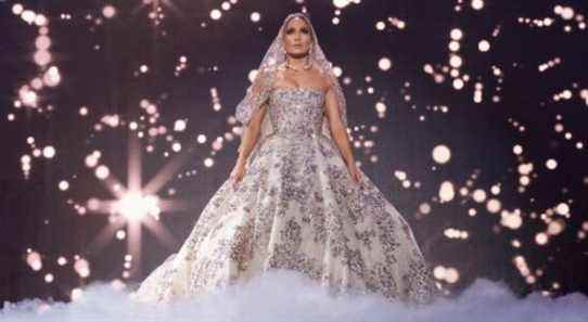 La robe de mariée "Marry Me" de Jennifer Lopez pesait 95 livres - et il fallait cinq personnes pour la faire compresser