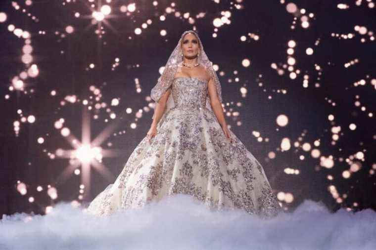 La robe de mariée "Marry Me" de Jennifer Lopez pesait 95 livres - et il fallait cinq personnes pour la faire compresser
	
	
