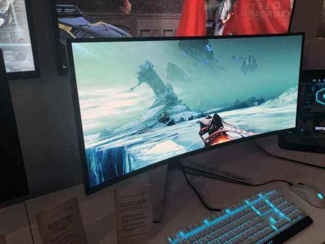 Le moniteur QD-OLED d'Alienware a une courbe 1800R et G-Sync Ultimate. 