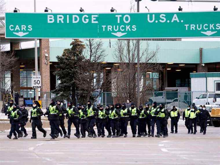 L’impasse se poursuit entre la police et les manifestants bloquant le pont frontalier canado-américain