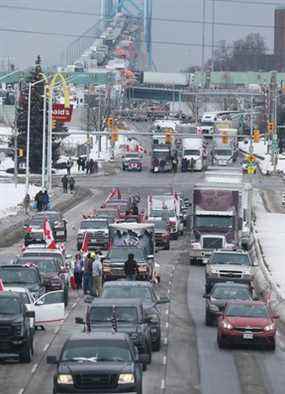 Des manifestants anti-mandat obstruent la circulation le long de Huron Church Road en direction sud le lundi 7 février 2022.