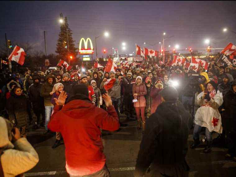 Les manifestants défient l’injonction interdisant le blocus du pont Ambassador