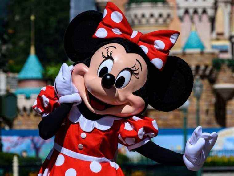 Minnie Mouse troque sa robe rouge à pois emblématique contre un costume bleu