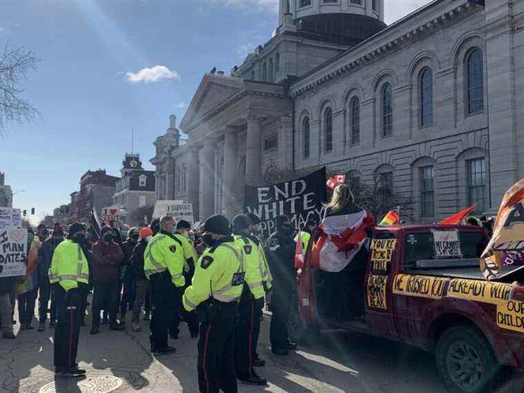 Manifestation en faveur du convoi contrecarrée par une contre-manifestation au centre-ville de Kingston, en Ontario.