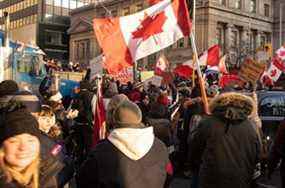 Des manifestants torontois sur University Avenue et Bloor Street West samedi.