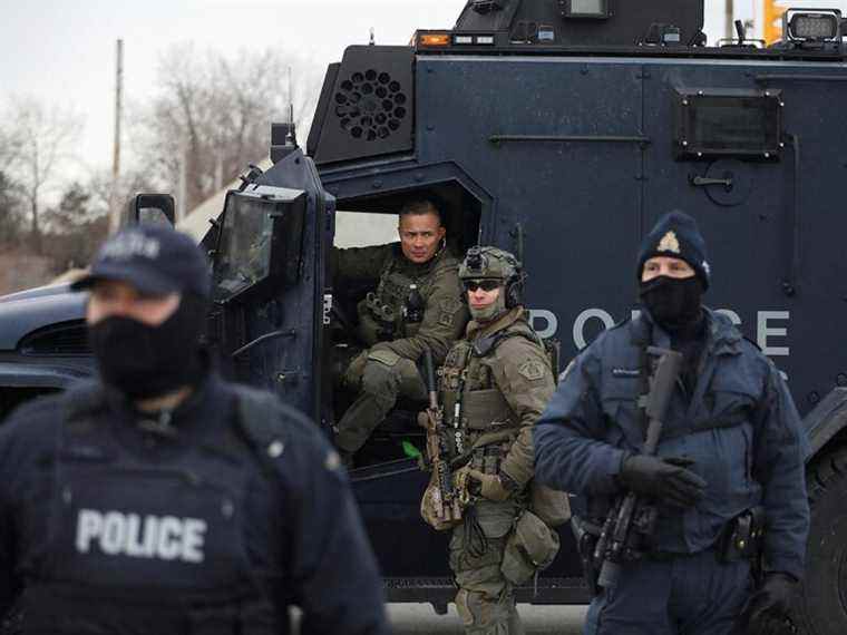 « IL EST TEMPS DE CONTINUER » : la police arrête des manifestants alors que le pont clé vers les États-Unis reste fermé