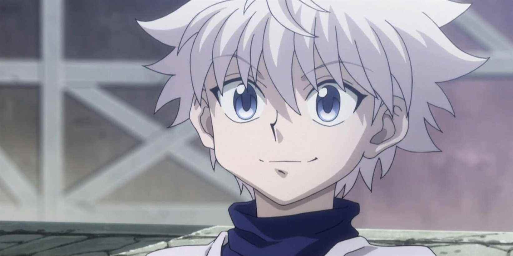 Killua Zoldyck souriant devant Hunter x Hunter 