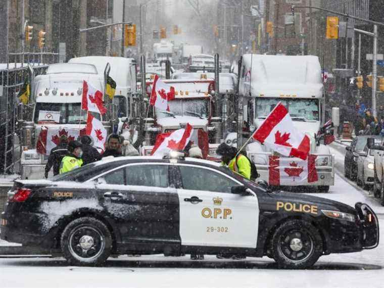 Deux membres d’une unité militaire antiterroriste font l’objet d’une enquête pour avoir prétendument participé à des manifestations de convoi