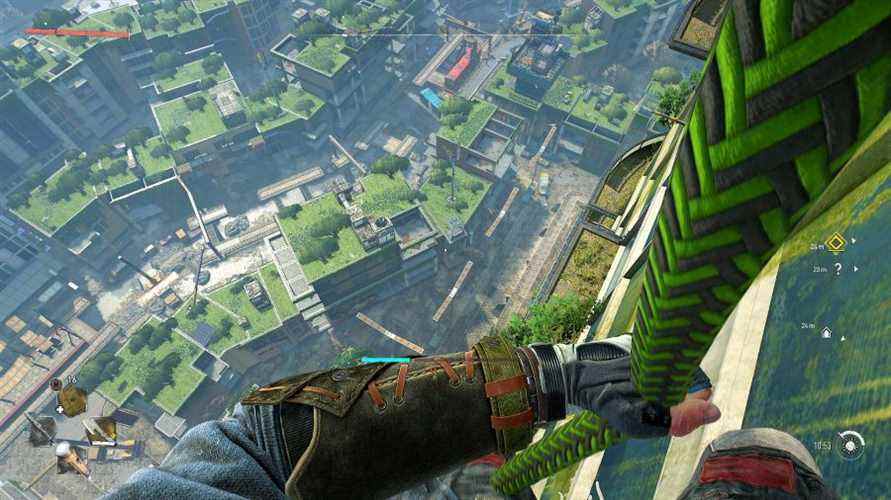 Aiden de Dying Light 2 descend en rappel sur le côté d'un bâtiment