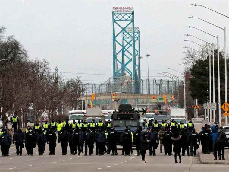 Le pont Ambassador, lien commercial vital avec les États-Unis, rouvre après que la police a éliminé les manifestants