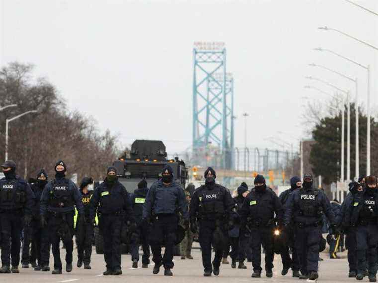 La police arrête des manifestants alors que le pont clé vers les États-Unis reste fermé