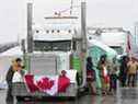 Des camionneurs et des supporters bloquent l'accès menant du pont Ambassador, reliant Detroit et Windsor, le 11 février 2022. 