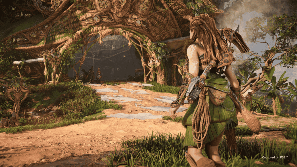 Aloy s'approchant d'une arche d'Utaru, faite de matières végétales tressées, à Horizon Forbidden West