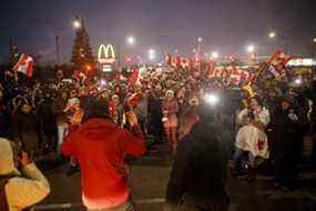 Les manifestants et les partisans votent pour savoir s'ils doivent rester ou partir avant la date limite d'injonction de 19 heures, au pied du pont Ambassador à Windsor.