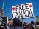 Des partisans du Freedom Convoy devant les édifices du Parlement à Ottawa, le 28 janvier 2022.