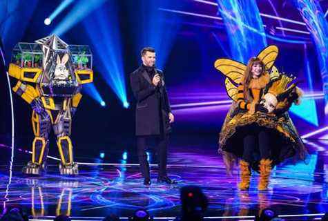 nicola roberts, en tant que reine des abeilles, discute avec joel dommett après avoir joué avec robobunny lors de la finale de la série 3 du chanteur masqué