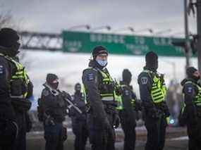 Une importante force de police se présente pour mettre fin au blocus anti-mandat du pont Ambassador, le samedi 12 février 2022.