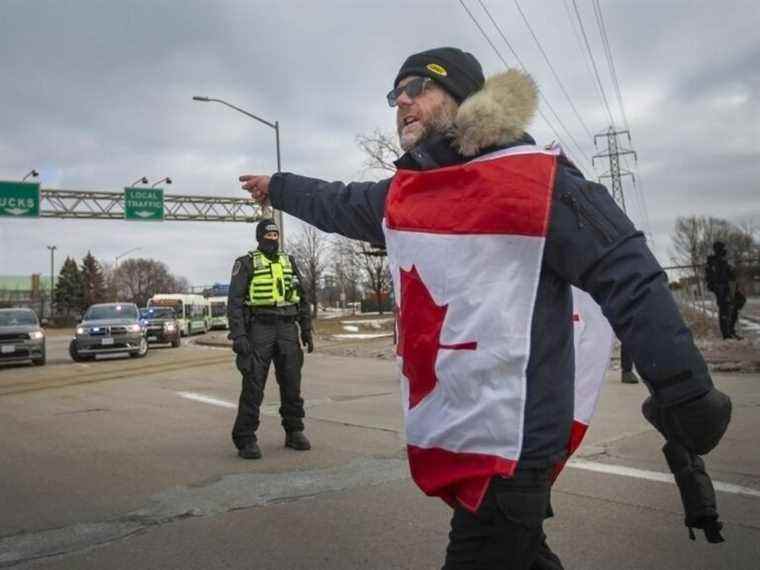 La police s’apprête à dégager le blocus du pont Ambassador, mais les manifestants restent