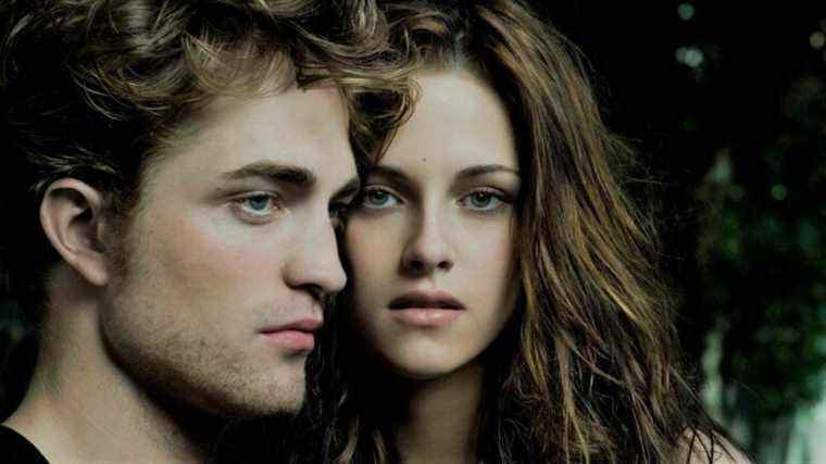 Robert Pattinson dit qu'il n'est pas d'accord avec le fait que le studio rende Twilight "moins emo"
