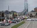 Des manifestants et des partisans se sont installés à un blocus au pied du pont Ambassador, bloquant le flux de trafic commercial sur le pont vers le Canada depuis Detroit, le 10 février 2022 à Windsor, Canada. 