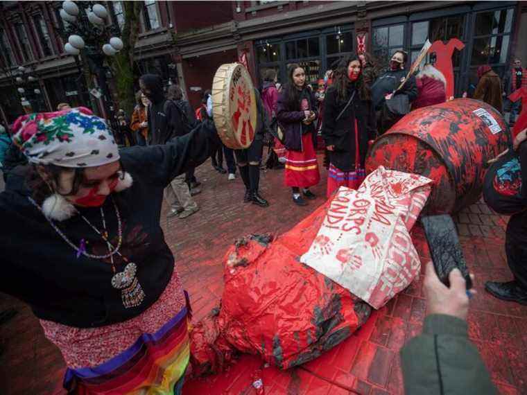 Des marcheurs renversent la statue du «pédophile» Gassy Jack dans le quartier de Gastown à Vancouver