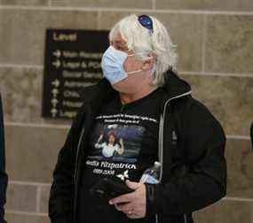 Bill Fitzpatrick porte un t-shirt avec une photo de sa fille, Kandis Fitzpatrick, lors de la conférence de presse du mercredi 16 février 2022 à Oshawa.  VERONICA HENRI/SOLEIL DE TORONTO