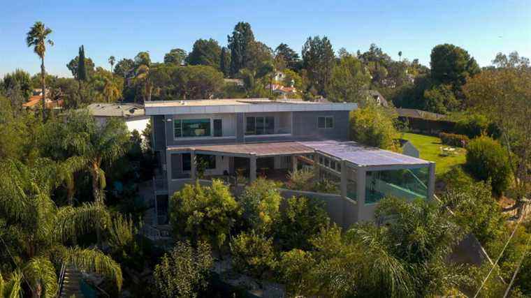 Cette maison high-tech à flanc de colline apporte l’extérieur à l’intérieur