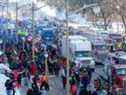 Des partisans arrivent sur la Colline du Parlement pour le Freedom Truck Convoy pour protester contre les mandats et les restrictions du vaccin Covid-19 à Ottawa, Canada, le 29 janvier 2022. 