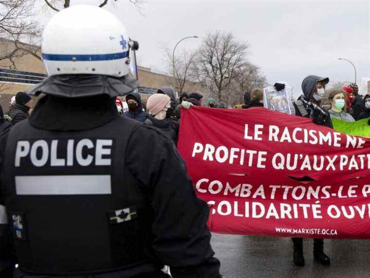 La Ville de Montréal s’inquiète du fait que la police porte des écussons « fine ligne bleue »