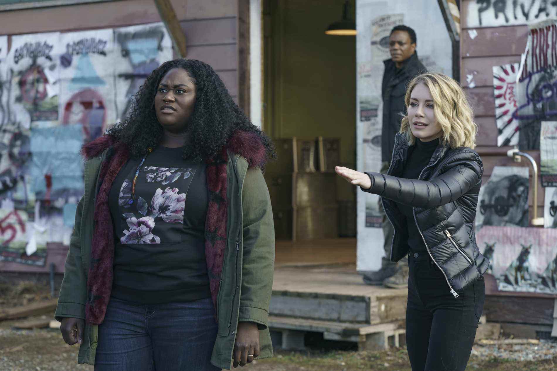 Danielle Brooks, Jennifer Holland et Chukwudi Iwuji dans Peacemaker sur HBO Max