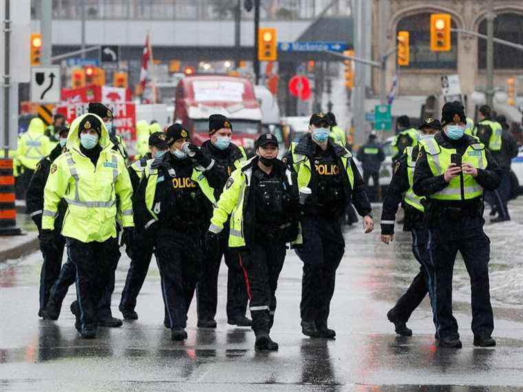 La police procède à des arrestations alors que les membres du blocus d’Ottawa défient les ordres de partir