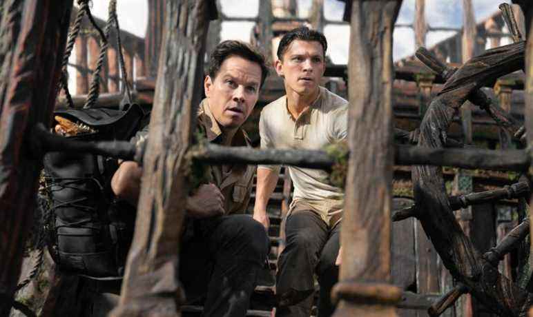 Victor "Souiller" Sullivan (Mark Wahlberg) et Nathan Drake (Tom Holland) cherchent à faire leur déménagement dans Columbia Pictures' UNCHARTED.  photo par: Clay Enos