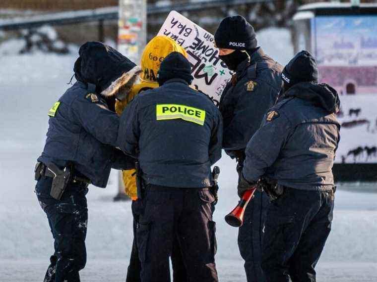 La police entame une nouvelle série d’arrestations à Ottawa alors que la Chambre annule la séance