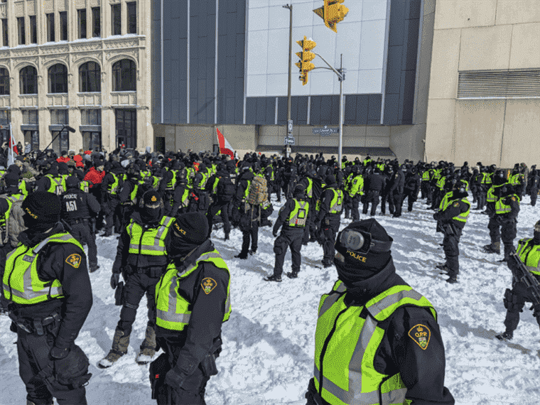 Les manifestants restants creusent alors que l’opération policière commence au centre-ville d’Ottawa