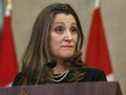 Chrystia Freeland, vice-première ministre et ministre des Finances du Canada, prend la parole lors d'une conférence de presse à Ottawa, Ontario, Canada, le jeudi 17 février 2022. 