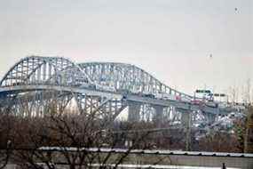 Les camions sur le pont Bluewater attendent d'entrer au Canada à Sarnia, après avoir été forcés de prendre presque tout le trafic de camions entre l'Ontario et le Michigan après que les manifestants ont bloqué le pont Ambassador.