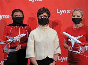 Merren McArthur, PDG de la nouvelle compagnie aérienne Lynx Air, a été photographiée avec des agents de bord lors du lancement de la compagnie aérienne à l'aéroport international de Calgary le mardi 16 novembre 2021.