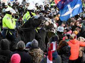 … et s'avance dans la foule pour disperser les manifestants et leurs partisans.