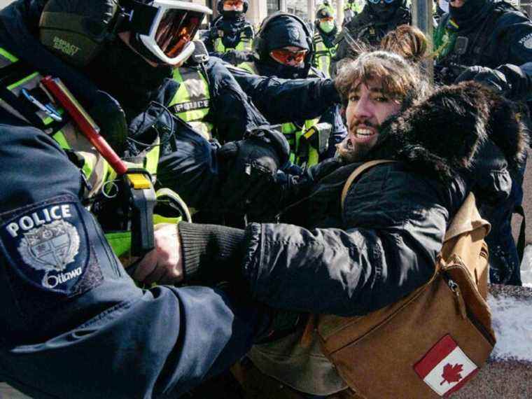 PHOTOS : ce doit être ce que la police d’Ottawa voulait dire par des méthodes que l’on ne voit pas habituellement au Canada